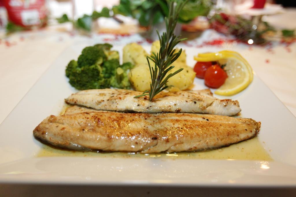 Gasthof Goldener Fisch Lienz Exterior foto